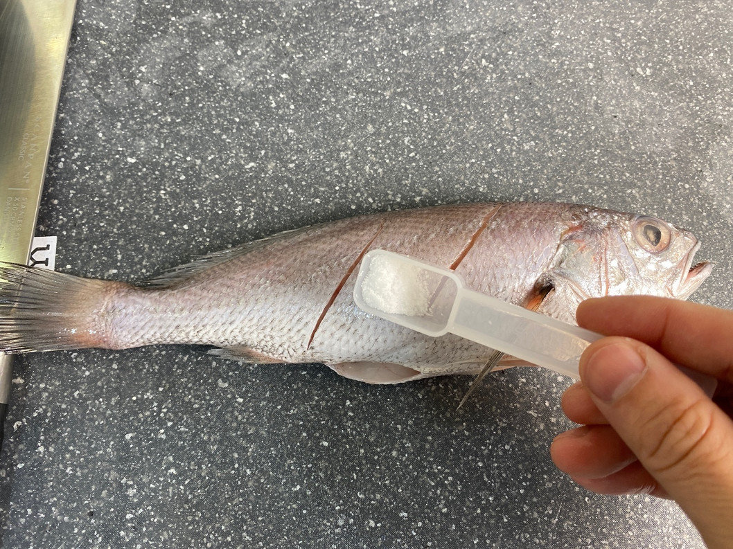 乾煎黑喉魚食譜｜在魚身上抹鹽按摩